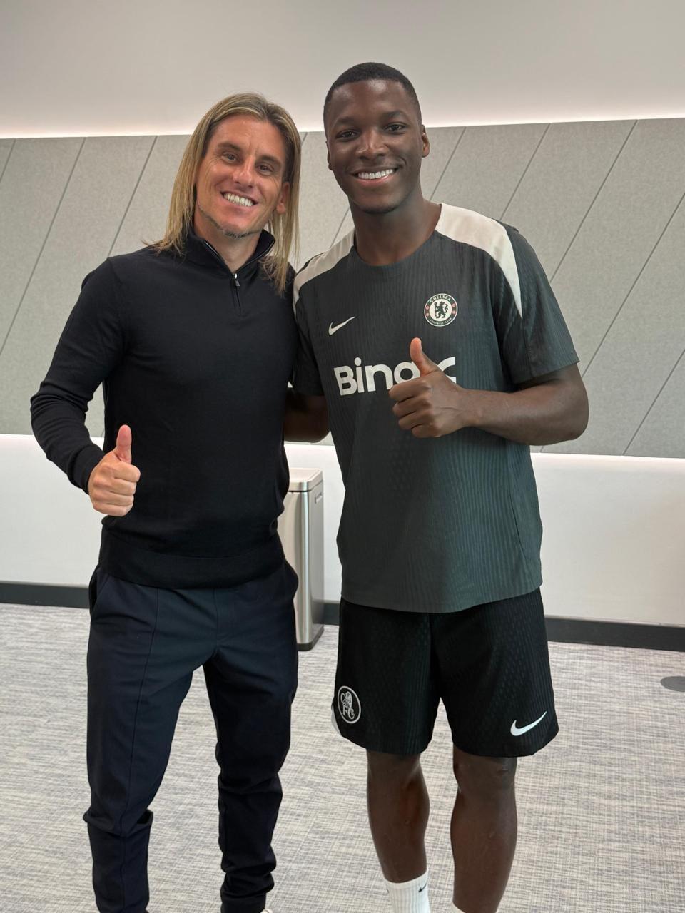 厄瓜多尔主帅贝卡切切现场观战切尔西，并与凯塞多合影